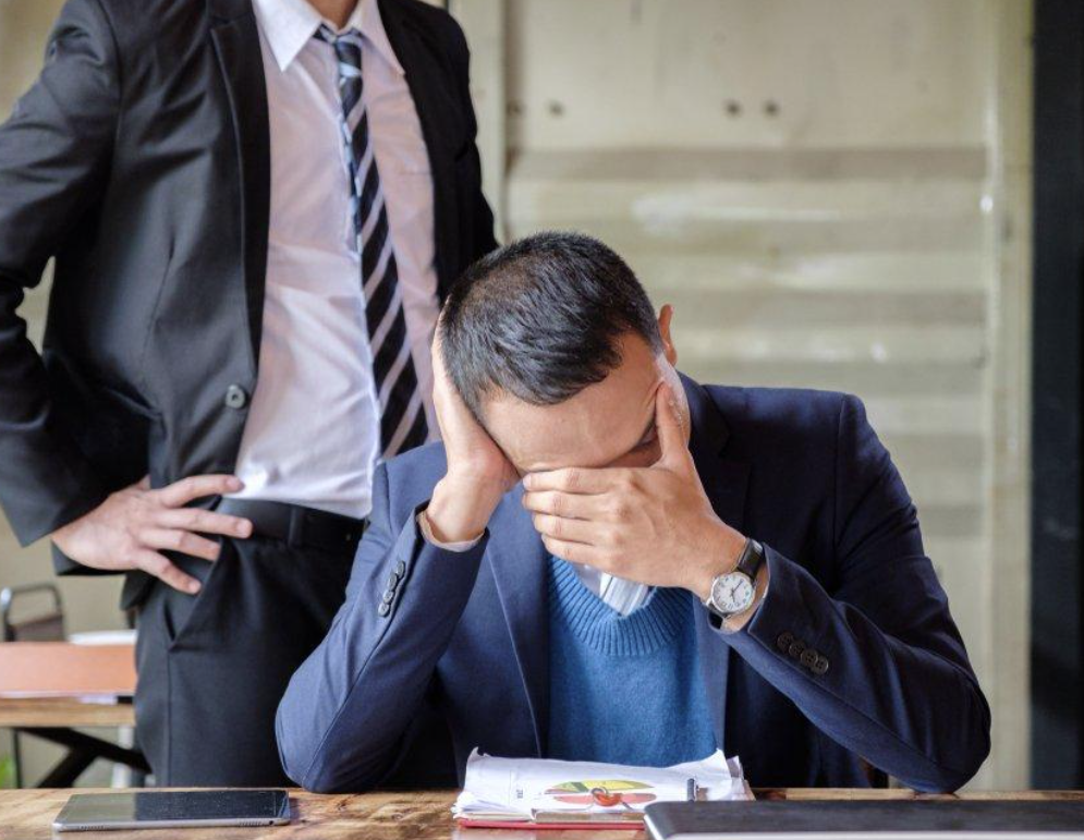 Workplace sexual harassment in Illinois showing employee reporting inappropriate behavior to HR manager